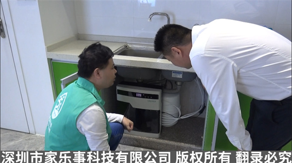 師傅上門安裝凈水器產品
