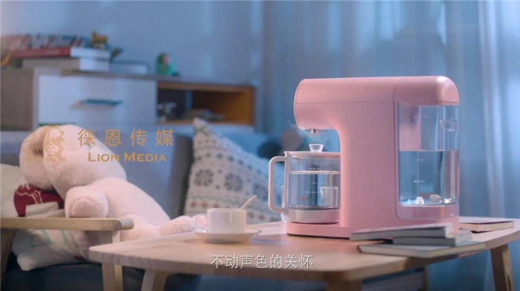 家樂(lè)事P40凈飲機(jī)直接過(guò)濾自來(lái)水變?yōu)榧儍羲⒓訜? />
</center>
<p>
此次接入華為HiLink智慧生活生態(tài)圈的家樂(lè)事樂(lè)喝凈飲機(jī)是一款全新開發(fā)的凈飲一體機(jī),本著“鮮水煮出好生活”的開發(fā)設(shè)計(jì)理念,用超前的用戶場(chǎng)景思維著力于解決獨(dú)居老人、單身情侶、職場(chǎng)新人、中年婦女、職業(yè)女性等,圍繞廚房、臥室、客廳、書房、辦公室等應(yīng)用場(chǎng)景,用凈、飲、燉、煮、煲等實(shí)用性功能來(lái)呈現(xiàn)產(chǎn)品價(jià)值,外加無(wú)縫嵌入華為生態(tài)系統(tǒng),實(shí)現(xiàn)智慧生活互聯(lián)互通,產(chǎn)品一經(jīng)上市,深受消費(fèi)者信賴。
</p>
<center>
<img src=